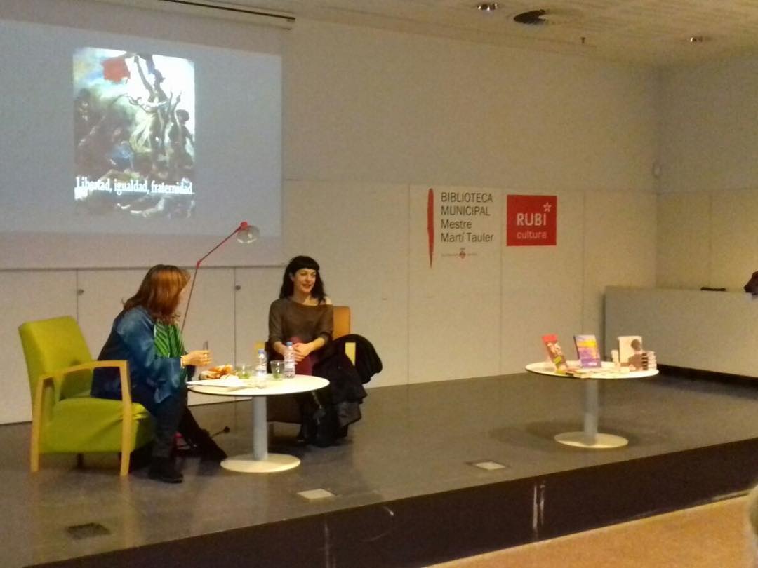 Roser Amills en la biblioteca de Rubi