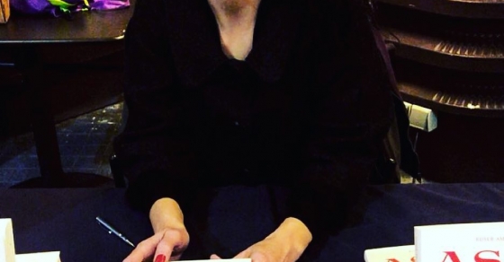 Firmas de Sant Jordi 2012 de Roser Amills 2 Roser Amills inicia gira de firmas de su novela sobre Asja Lacis