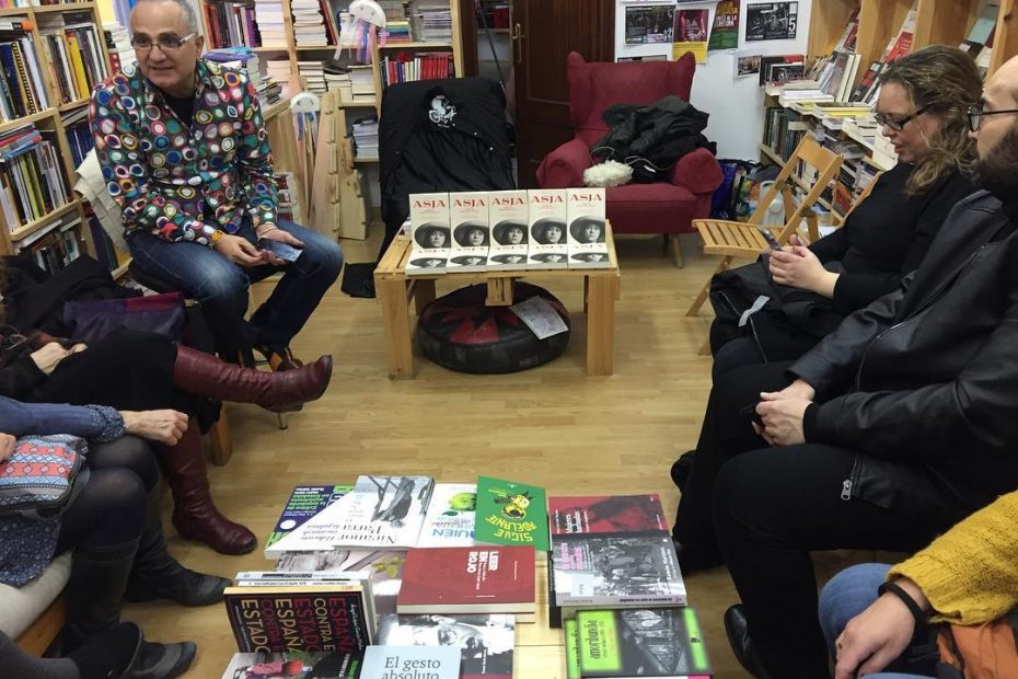 Roser Amills presenta su novela sobre Asja Lacis en la libreria 1000 contrabandos de madrid