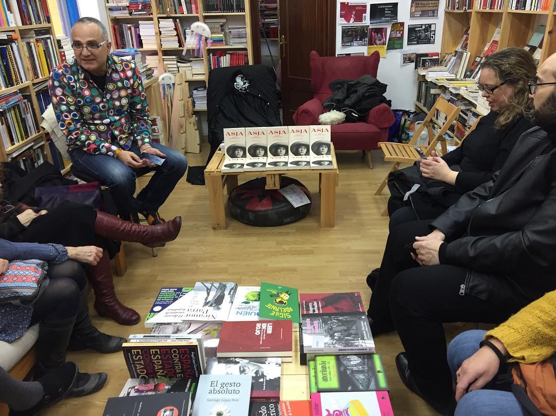 Roser Amills presenta su novela sobre Asja Lacis en la libreria 1000 contrabandos de madrid