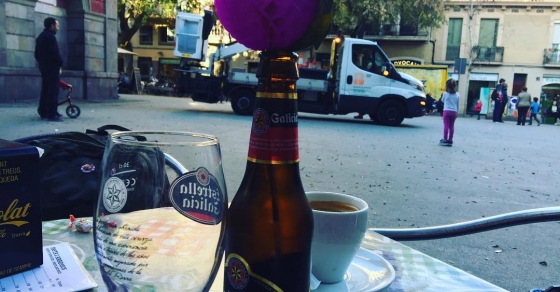 Esta tarde es una fiesta por la compañía. Las fiestas lo son siempre por eso, verdad? - Roser Amills, escritora mallorquina