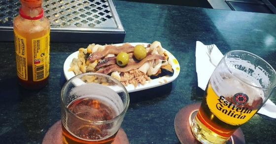 Feliz domingo!!! Llegó la hora del #vermut en @bar_pietro ;)) - Roser Amills, escritora mallorquina