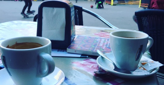 Tertulia de poesía con mi amigo y fondo de skates :)) - Roser Amills, escritora mallorquina
