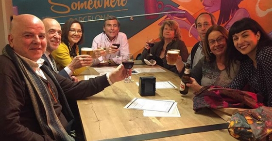 Escritores franceses y catalanes que brindan #somwhere ;)) tras la presentación - Roser Amills, escritora mallorquina