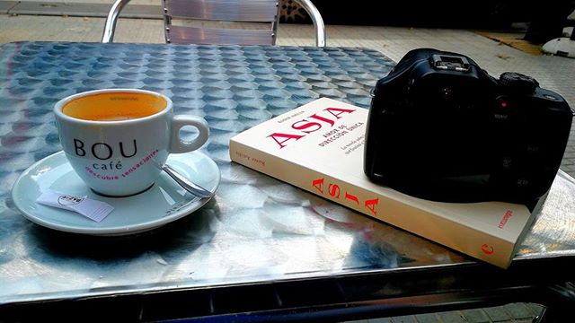Gracias @petitdesastre por esta foto de mi novela sobre #asjalacis de ayer! Con #jeanpierrebonnel en @llibreriajaimes ;))