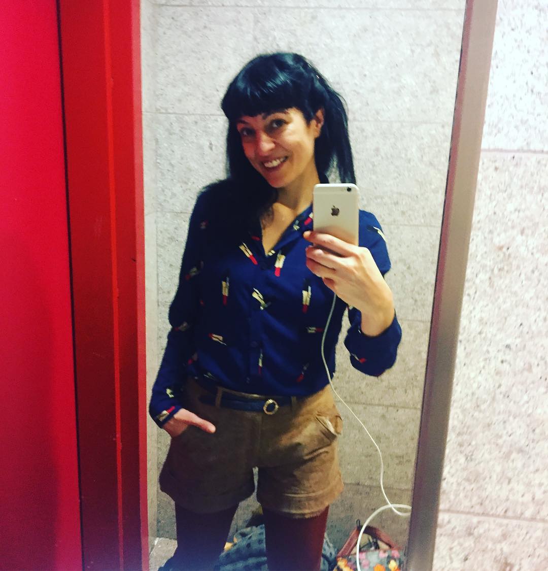 Roser Amills en los lavabos del aeropuerto, con short de Otto van RUSK BCN