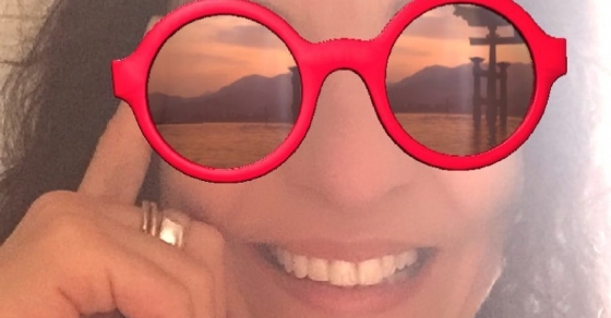 Roser Amills gafas de sol rojas