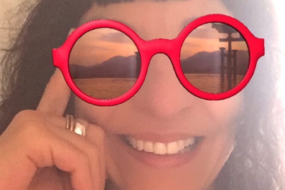 Roser Amills gafas de sol rojas