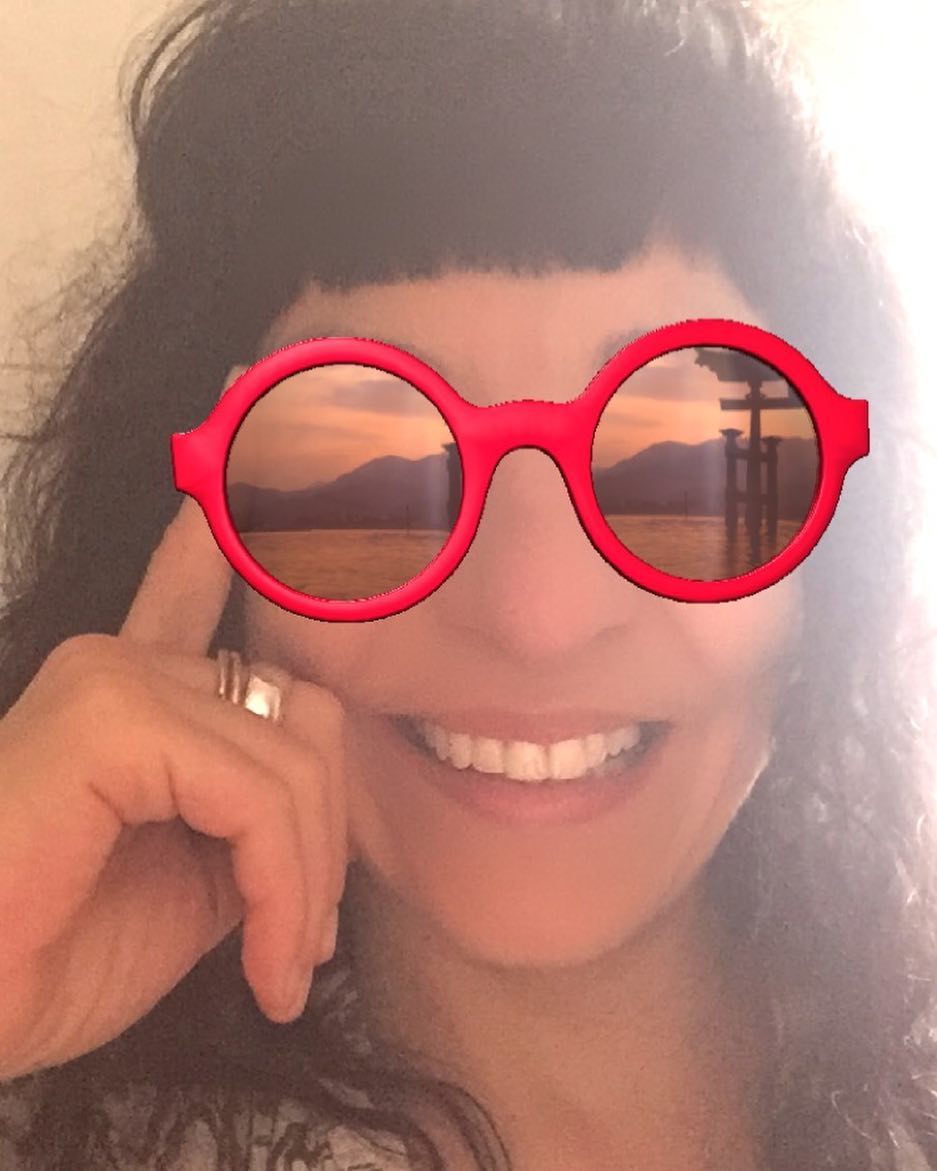 Roser Amills gafas de sol rojas