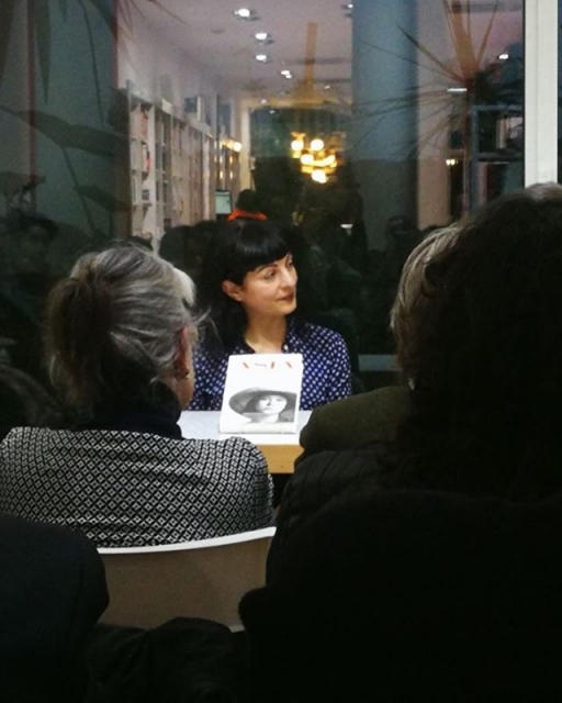 Diu Sergi Olivé: Moltes gràcies Roser Amills per la presentació de la novela sobre Asja Lacis 1 Roser Amills presenta su novela sobre Asja Lacis, con Jean Pierre Bonnel en la Llibreria Jaimes