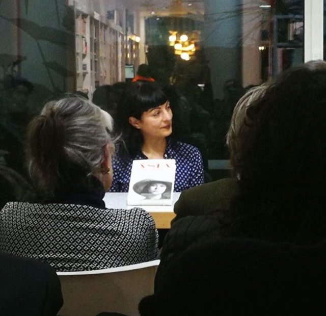 Roser Amills presenta su novela sobre Asja Lacis, con Jean Pierre Bonnel en la Llibreria Jaimes