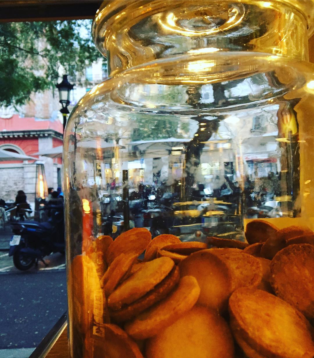 un frasco de galletas