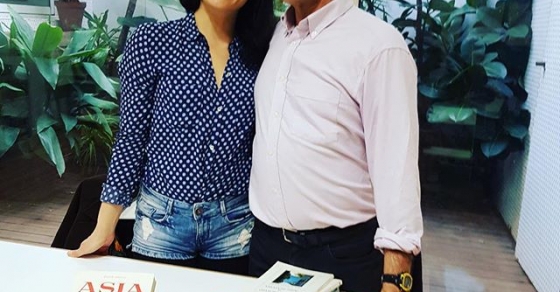 Roser Amills agradece a Jean-Pierre Bonnel las fotos de su conversación sobre Asja Lacis y Walter Benjamin en la Llibreria Jaimes - Roser Amills, escritora mallorquina