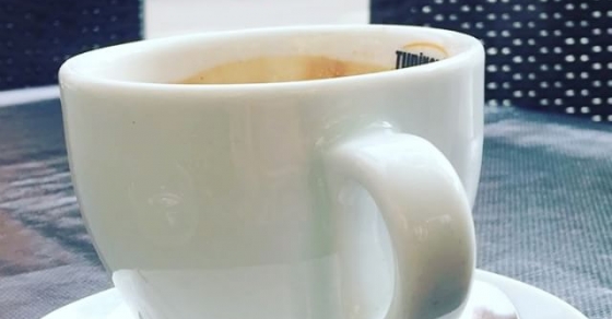Un café que humea, un buen libro y las nubes a favor ;)) - Roser Amills, escritora mallorquina