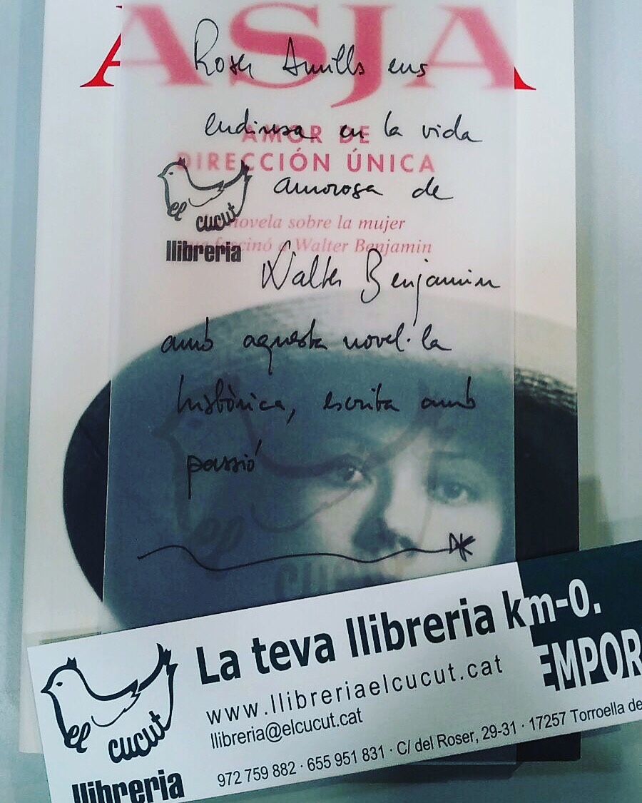 És un honor que Teresa Calabús de Llibreria El Cucut #elcucutllibreria de #torroellademontgri recomani la meva novel.la d’#asjalacis & #walterbenjamin !!! @comanegra #algaida #mallorquina