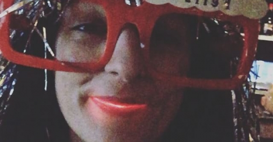 Roser Amills con gafas de sol divertida