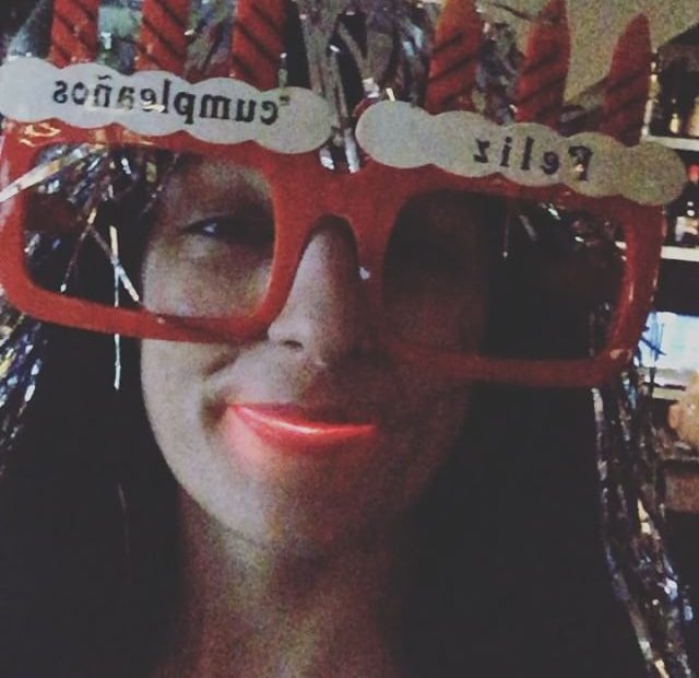 Roser Amills con gafas de sol divertida