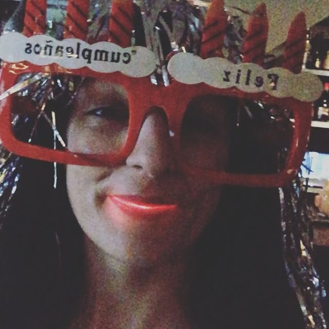 Roser Amills con gafas de sol divertida