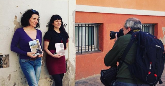 Roser Amills recorda el Sant Jordi de l’any passat, quan va coincidir amb la mallorquina Maria Escalas Bernat i amb els seus lectors 2 Roser Amills con Maria escalas