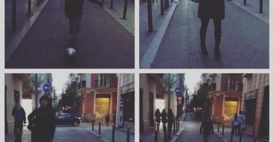 roser amills con su hijo juan jugando al futbol