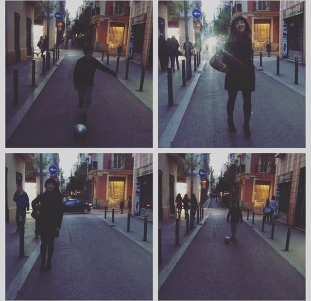 roser amills con su hijo juan jugando al futbol