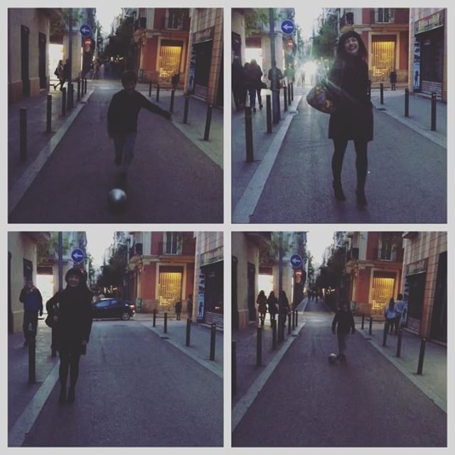 roser amills con su hijo juan jugando al futbol