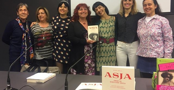 Roser Amills en corbera del llobregat, presentacion de la novela sobre Asja Lacis en la biblioteca Municipal Can Baro, presenta rosa boladeras periodista i alcaldesa