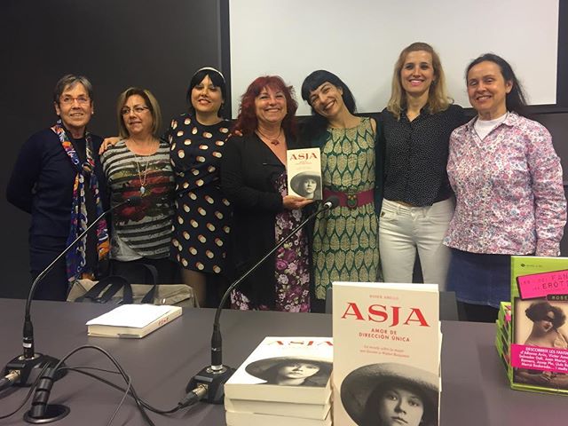 Roser Amills en corbera del llobregat, presentacion de la novela sobre Asja Lacis en la biblioteca Municipal Can Baró, presenta rosa boladeras periodista i alcaldesa