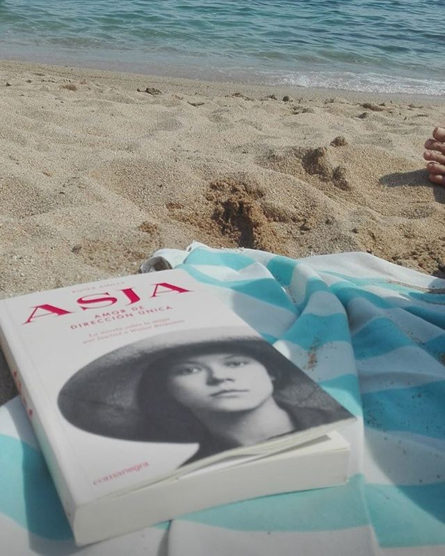 Gràcies @mae_kurtz per dur #asjalacis amb tu a la platja. 📚💕Et desitjo molt feliç lectura!!!