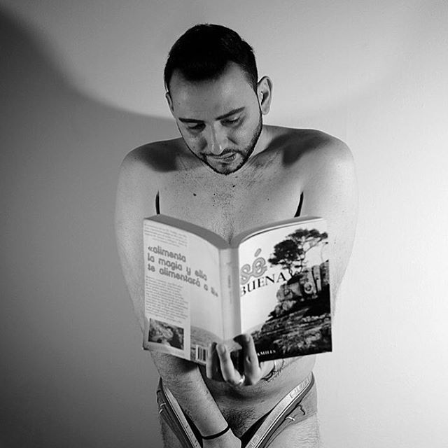 Me encanta que @ubalaraque haya elegido mi novela #sébuena para ilustrar el concepto #Masturdating: planear una cita con uno/a mismo/a para dedicarse un ratito de placer. Y mil gracias @arolapoch y 📸@pasantri sois geniales! #sexblogger #fotoshoot #homosexualité #sextoy #sextoyreview