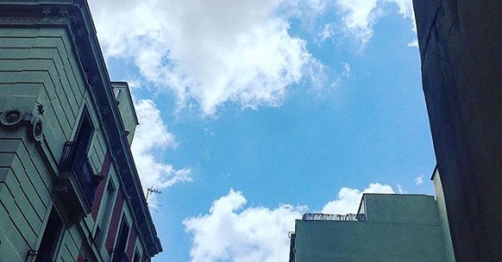 Con la descripción de las nubes debería darme mucha prisa, en una milésima de segundo dejan de ser ésas y empiezan a ser otras. #wislawaszymborska - Roser Amills, escritora mallorquina
