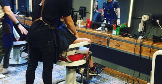 juan, el hijo pequeño de roser amills, en la peluqueria