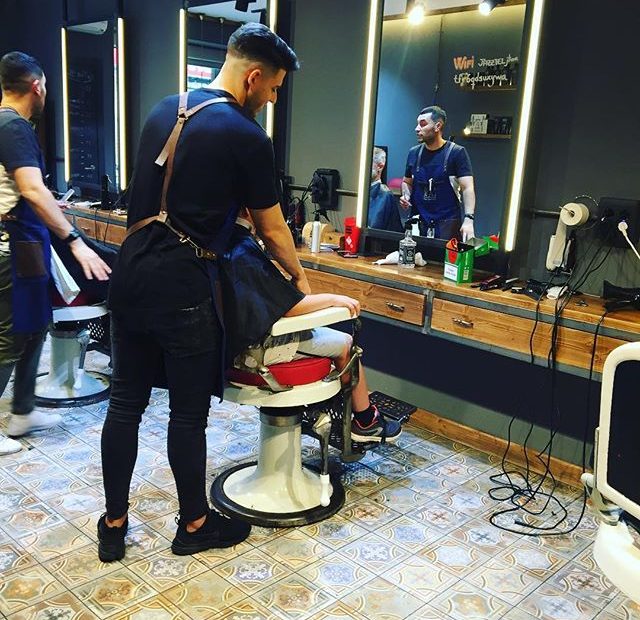 juan, el hijo pequeño de roser amills, en la peluqueria