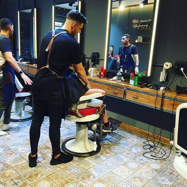 juan, el hijo pequeño de roser amills, en la peluqueria