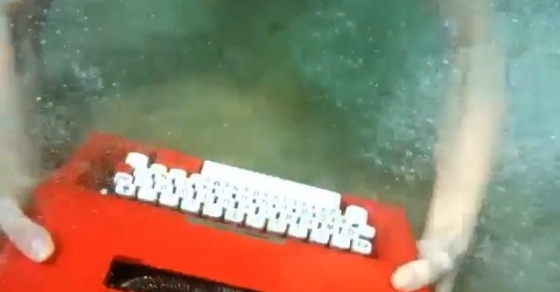 Roser Amills bucea con la maquina de escribir