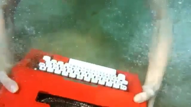 Roser Amills bucéa con la máquina de escribir