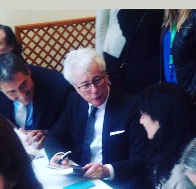 Roser Amills con Ken Follett firmando juntos en sant jordi
