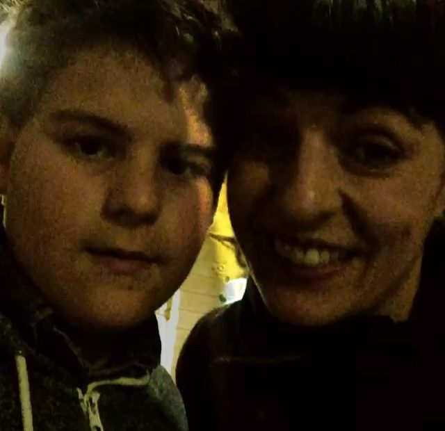 Roser Amills con su hijo Juan en utopia market