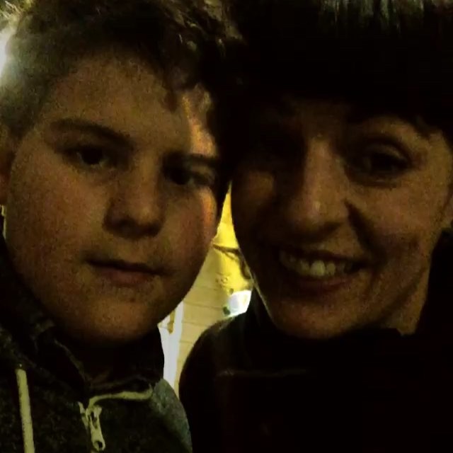 Roser Amills con su hijo Juan en utopia market