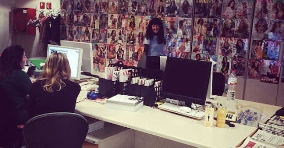 Os muestro la redacción de WOMAN: aquí empecé a escribir en revistas hace ya… 20 años ;)) 2 Roser Amills en la redacción de WOMAN, inicio de su trayectoria en revistas hace veinte años