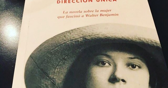 Qué ilusión que @organizalarabia tenga mi novela! #repost: #libro #asjalacis #amordedireccionunica #roseramills #libros #megustaleer #linesandcircles #walterbenjamin #leyendo - Roser Amills, escritora mallorquina