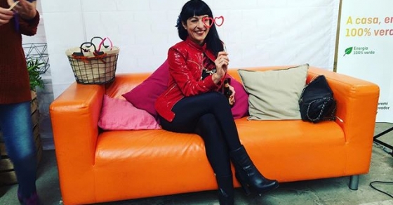 “La risa nos ha hecho invencibles. No como los que siempre ganan, sino como los que no se rinden” Frida Kahlo 2 roser amills sofa