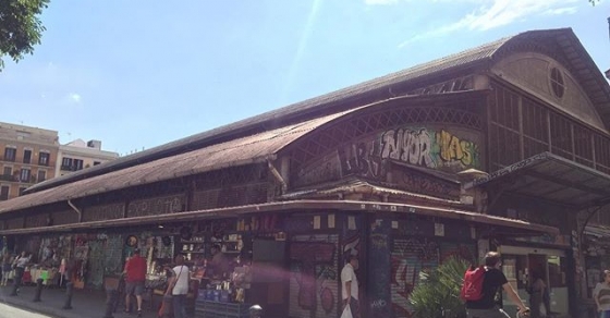 El #mercatdelabaceria es especial. Es una catedral para mí, una que acepta a todos y genera un baile de alegrías y cordialidad entre vecinos y visitantes. Van a reformarlo. Ojalá lo hagan con respeto! - Roser Amills, escritora mallorquina