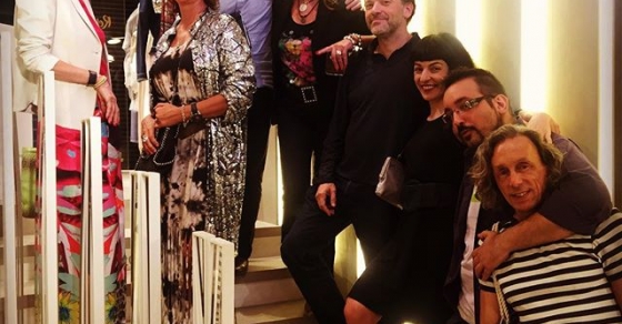 Van llegando los invitados, momento escalera @ottovanrhuskbcn @yolandacooficial nos mima mucho! - Roser Amills, escritora mallorquina