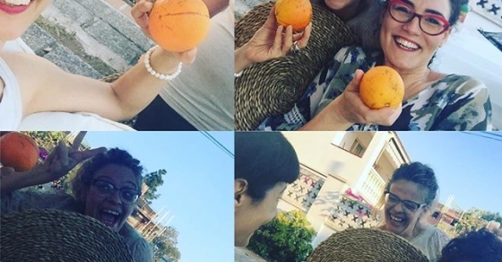 Naranjas recién recolectadas del árbol y sonrisas: nuestra reunión de trabajo empieza bien :)) - Roser Amills, escritora mallorquina