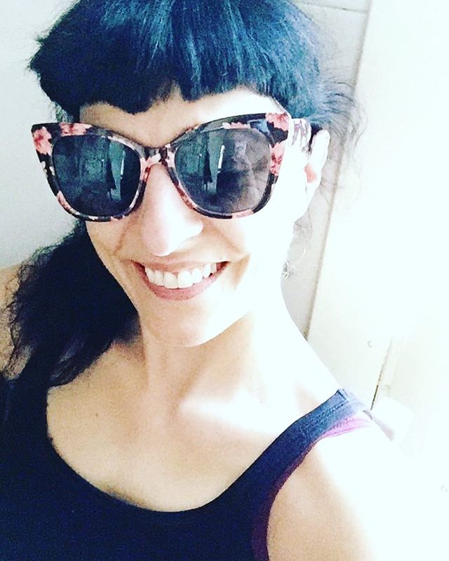 Roser Amills con gafas de sol