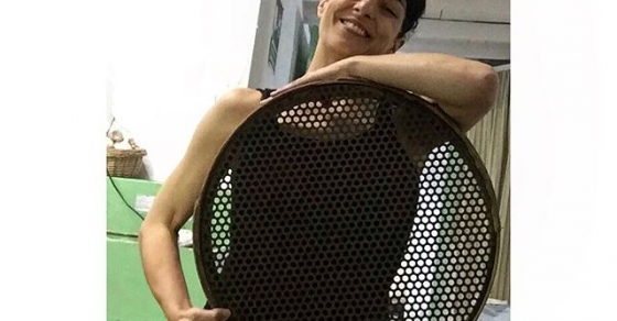 Roser Amills retrato con cedazo