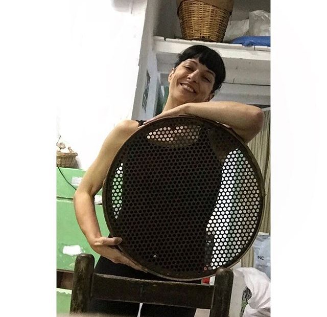 Roser Amills retrato con cedazo