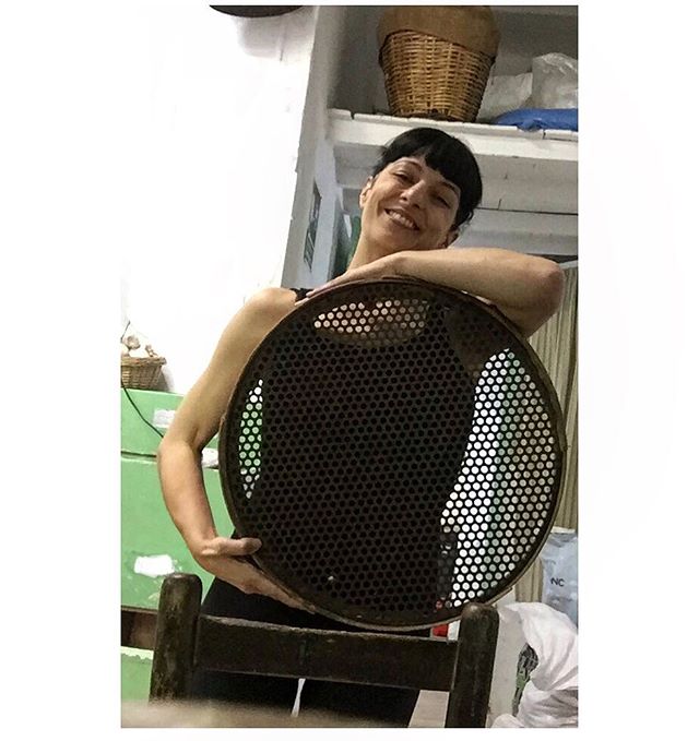 Roser Amills retrato con cedazo