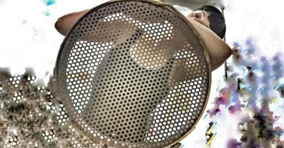 Roser Amills retrato con cedazo